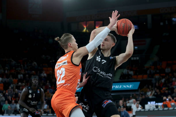 通过与其他 通过与其他